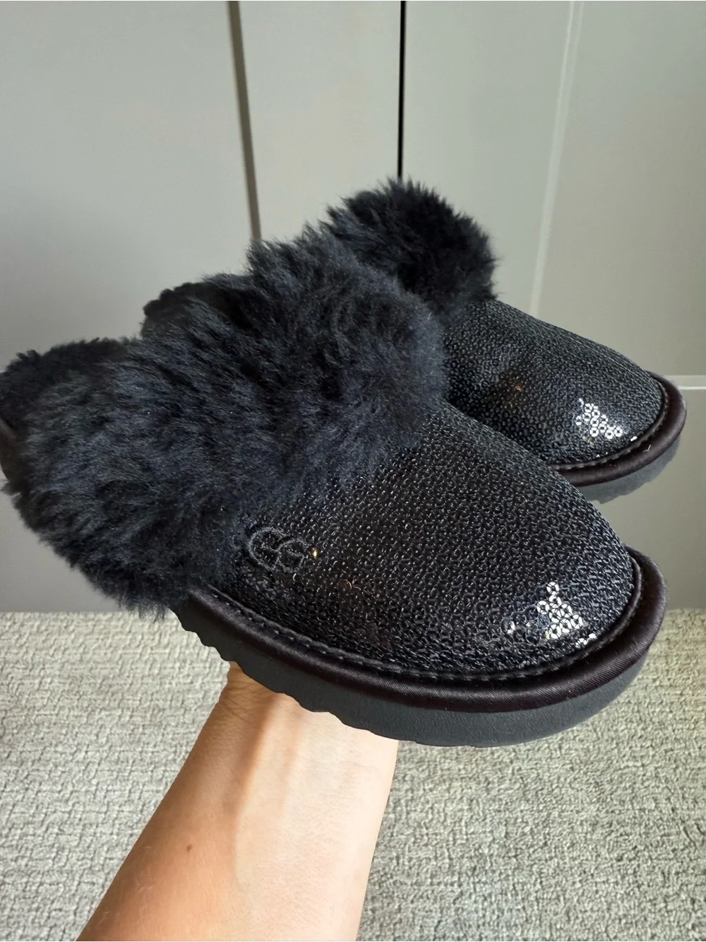 UGG Kids Cozy Slipper Sequin Black Sparkle Fluffy Slide Size 1